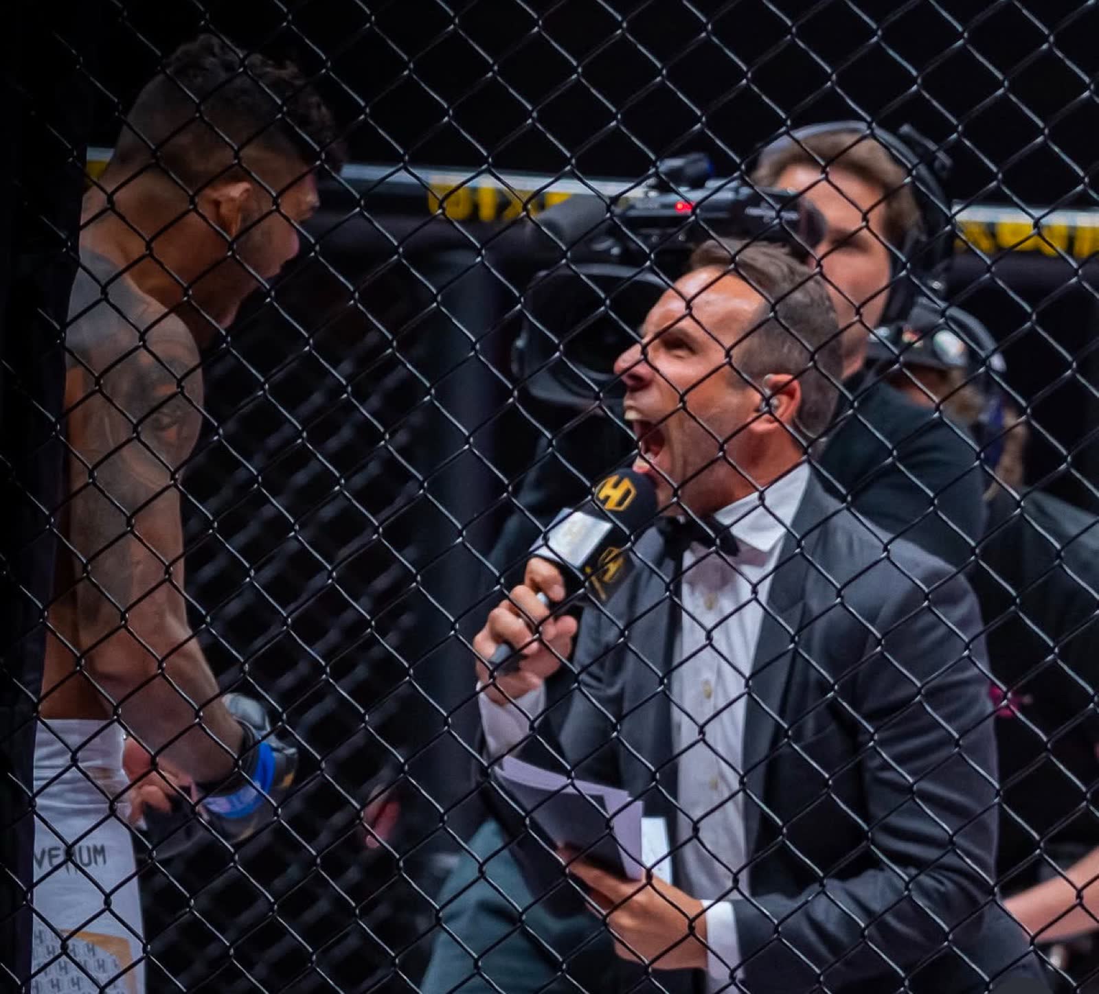 Thomas Desson annonçant à pleine voix à travers la cage, Hexagone MMA