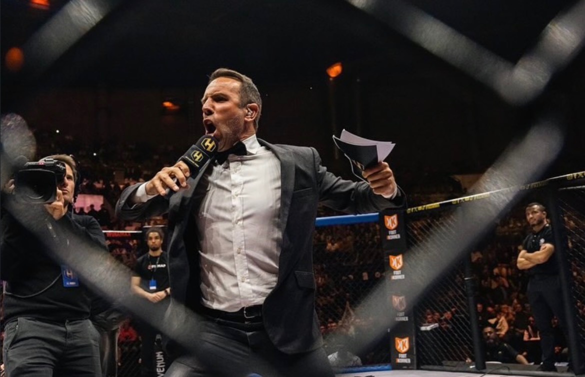 Thomas Desson, speaker officiel Hexagone MMA, annonçant à pleine voix dans la cage