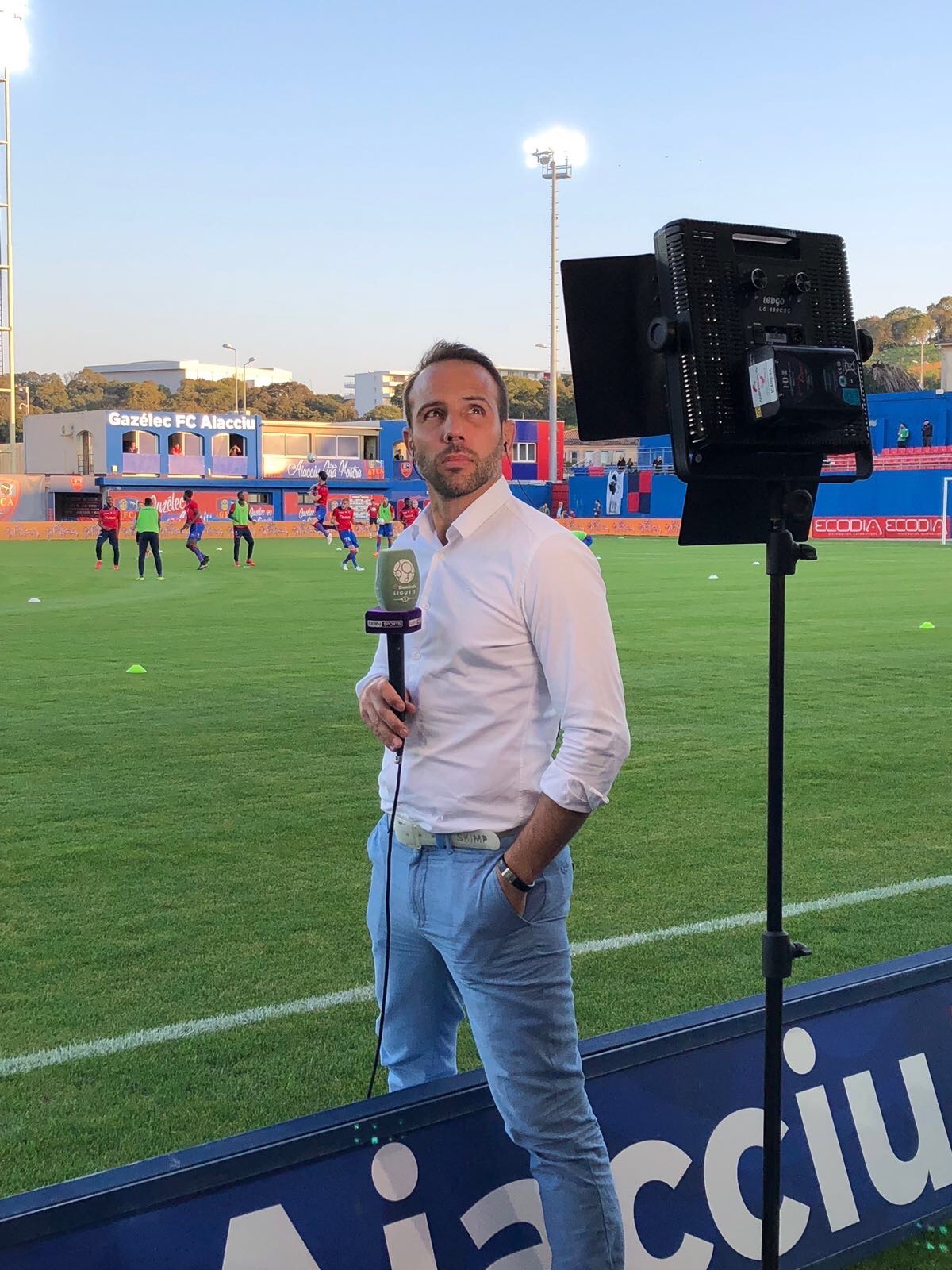Thomas Desson au bord du terrain du Gazélec Ajaccio pour beIN SPORTS