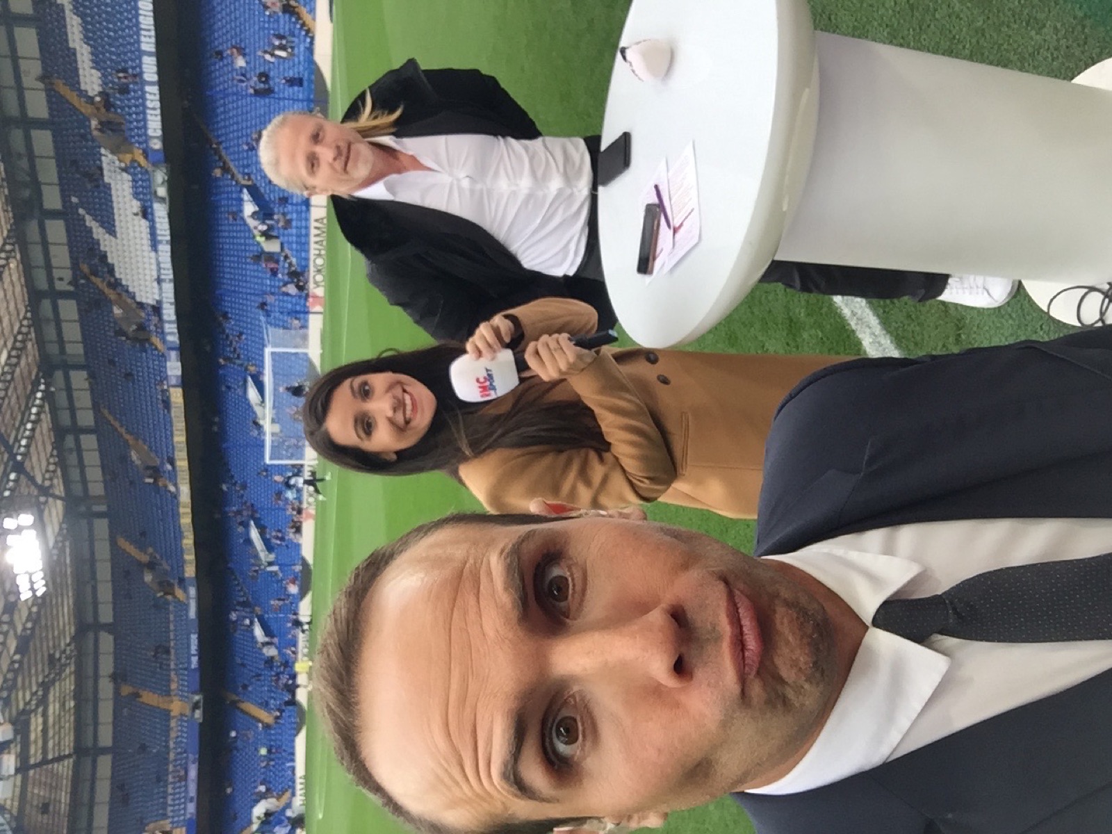 Thomas Desson à Stamford Bridge pour RMC Sport, avec Emmanuel Petit